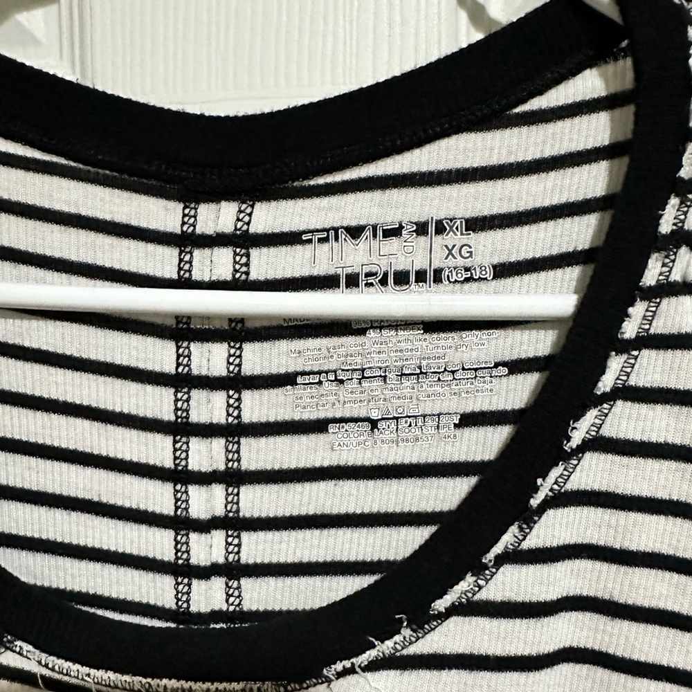 Distressed tee XL - Picture 4 of 4